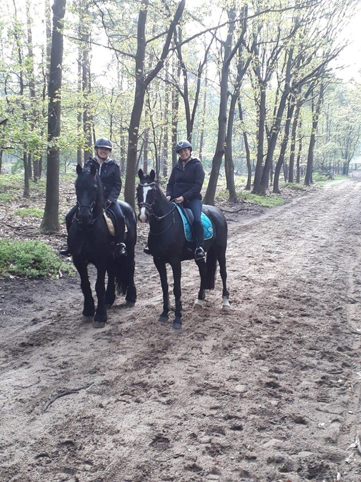 Sandra van Opmeer en Patricia Laanstra met paard